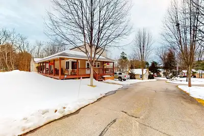 Image de Idyllic lake retreat with pool, patio, & game room - near beach, skiing, & golf