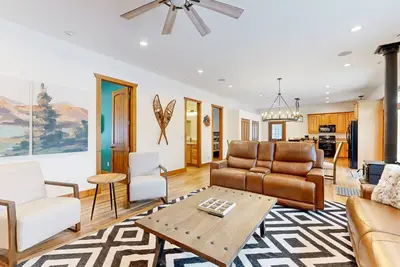 Image de Secluded home near Fairplay with grill, streaming, washer\/dryer, tree-lined view