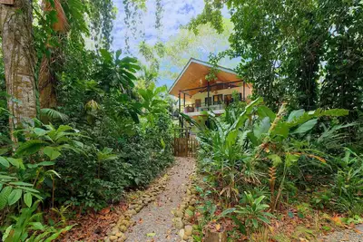 Image de Howler Beach Front Villa Pure Luxury located just steps away from the beach!