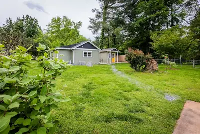 Image de Stylish renovated cozy cottage studio in quiet neighborhood 10 minutes to Uptown