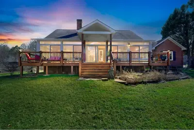 Image de Rustic Elegance: Farmhouse Retreat in Covington by RedAwning