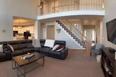 Image de Relax with the whole family. Spacious home. Close to shopping and hiking trails