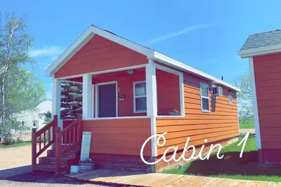 Image de Cozy cabin. Sleeps 5-7. Includes a kitchenette, Wi-Fi and an outdoor area!