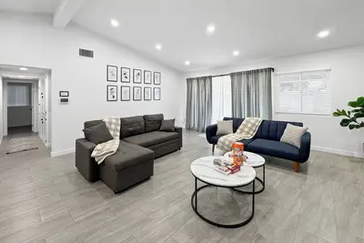 Image de Modern Home for Large Families near Disney & Knotts