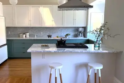 Image de Spacious, light-filled flat in leafy, cafe-filled neighborhood\n