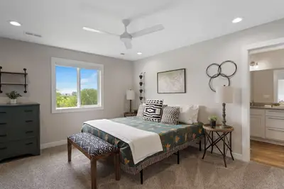 Image de Exclusive Scenic Escape End Unit New Construction Jordan Creek w/2 Car Garage
