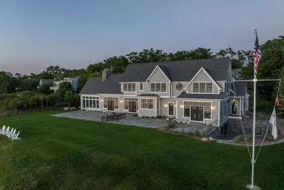 Image de New Premier Lake Michigan Beach Estate located on the water!