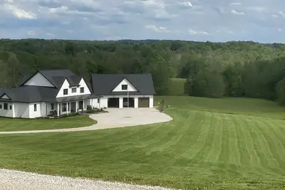 Image de Direct path of Eclipse 2024. 5, 000sqft home inground Pool 27acres hiking trails.