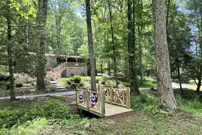 Image de Private cottage on 3 acres with 2 creeks running through it. Close to LakeBurton