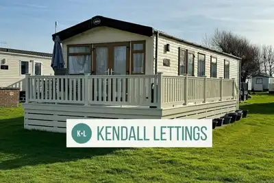 Image de A Lovely caravan with deck and large grass area surrounding it