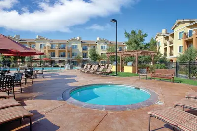 Image de 1bdrm + 1 Sleep Sofa, sleeps 4-Shuttle to Bottle Rock only 5 minutes Away!