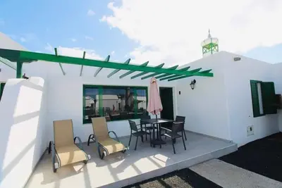 Image de Contemporary Beachfront Bungalow: Experience Coastal Living At Its Finest