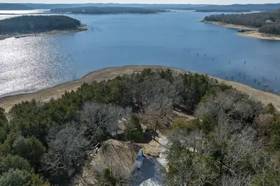 Image de Lakefront Bliss Flat to water: Spacious home with Game Room, Sleeps 15 Guests!