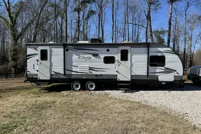 Image de Cozy Waterfront Rv Site for Masters Week