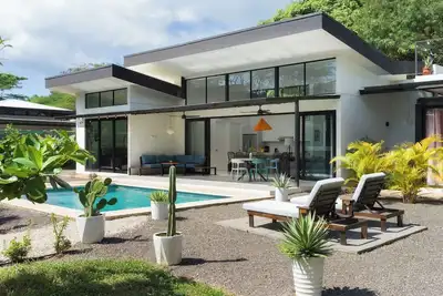 Image de Luxury Villa with High-Speed Wi-Fi, Salt Water Pool, Fire Pit & Roof Terrace! !