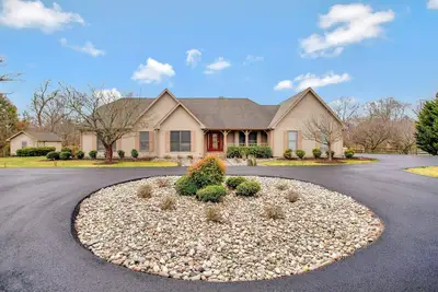 Image de Gorgeous Creek Side Ranch-Style Estate With Dock