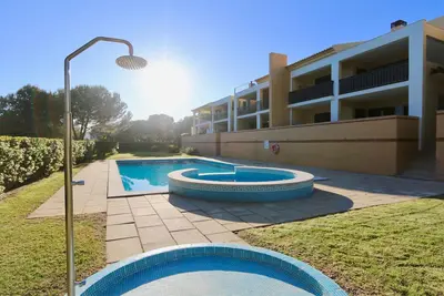 Image de Prime location: Luxury 2-bedroom apartment in a quiet area near golf courses.