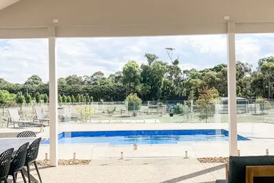 Image de Seaside Country Retreat w/magnesium pool and red brick fire place