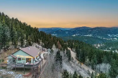 Image de Sunset Mountain Views 5 min to Town on 3 Acres, Firepit, Grill, Fenced Yard