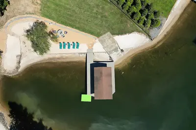 Image de Lakefront property with beach, dock, game tables, guest house, grill, W/D, & Ac