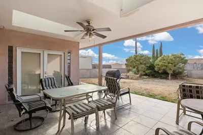Image de Elegant Three-Bedroom Home in Abq Uptown