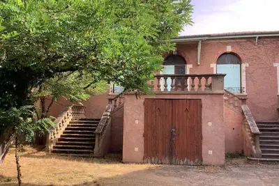 Image de Villa de Charme Rétro Avec Jardin Ombragé Dans le Centre de La Tour de Salvagny