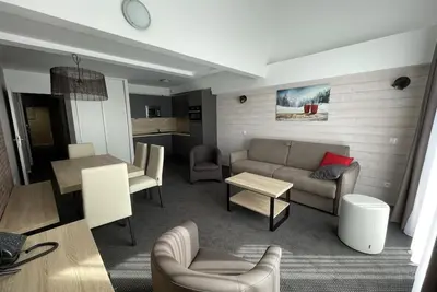 Image de 80m du centre station, Rez-de-chaussée, vue pistes de ski, piscine, balcon, télévision, casier à ski