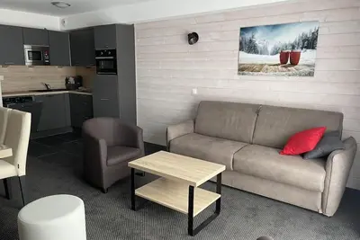 Image de 80m du centre station, Rez-de-chaussée, vue pistes de ski, piscine, balcon, télévision, casier à ski