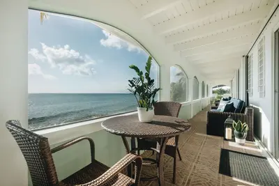 Beachfront Home with Screened-In Porch - Near Downtown - Auto On Generator