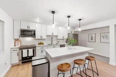 Image de Modern 2 Bedroom, 1 Bathroom apartment in highly desired downtown Poulsbo. \n