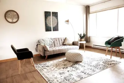 Image de Mid-Century Modern Home with Attached Suite in Kanab, Utah. Vintage meets modern