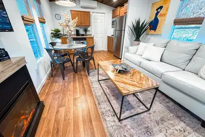 Image de Little Black Cabin in the Oaks