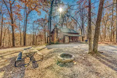 Image de Cozy, rustic Buffalo River log cabin with indoor/outdoor firepit. Sleeps 10!