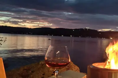 Image de Winnipesaukee lakefront home. Close to ski resorts, dining, shopping, spas!