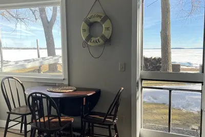 Image de The Bayside cabin on the sandy shores of Big Pine Lake. Breathtaking views!