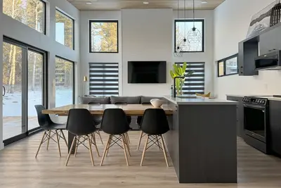 Image de *New* Modern Riding Mountain Retreat.