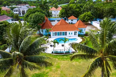 Image de Newly Renovated! ! Coco Palms - Exclusive villa with private pool/beach access.