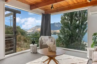 Image de Mountain and lake views, 5 minute drive to Queenstown.
