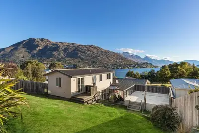 Image de Mountain and lake views, loads of parking and a wood burning fire