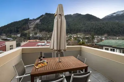 Image de 5 minute flat walk to town, carparking and mountain views