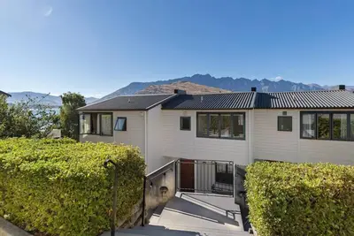 Image de Mountain and lake views, carpark and only a 5 minute drive to Queenstown.