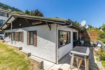 Image de 5 minute walk into town, carpark and views of lake and mountains