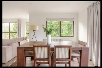 Image de 5 minute easy walk to Queenstown, warm and spacious.