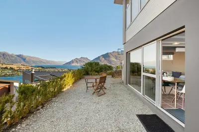 Image de Lake and mountain views and carpark.