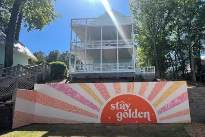 Image de The Lucky Duck~  Amenity packed lake retreat w/ private pool, gazebo, & cabana!