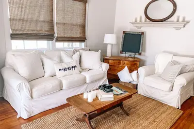 Image de Cozy hub cottage in downtown Hattiesburg. \nSleeps 4