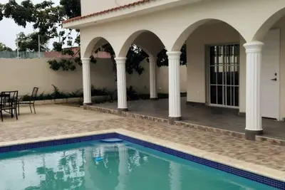 Image de Villa Familiar con Piscina