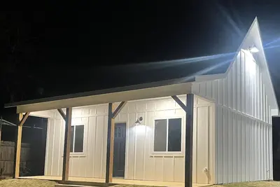 Image de Two Peaks-North:New modern cabin-vaulted wood ceiling-Lake Texoma- Awesome Rates