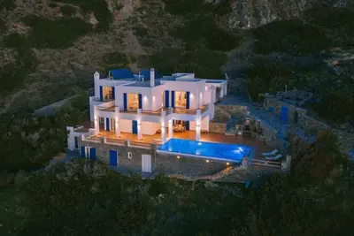 Image de Villa Delfini, beachfront, best 2-16 guests, Syros