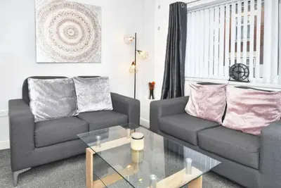 Image de Spacious 4 Bed House W/ Parking